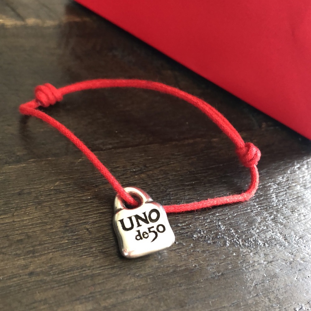 Adjustable red  bracelet with two knots and a silver-plated UNOde50  charm. - Picture 5 of 6